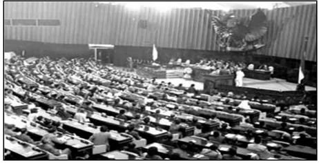 Gambar 2.3 Sumber: http://mutiara-polkamnas.com/category/parlemen/ Perubahan UUD Negara RI Tahun 1945 merupakan aspirasi masyarakat melalui MPR
