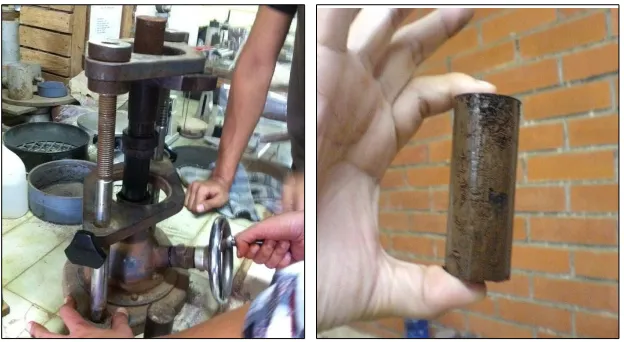 Gambar 9.6 Proses pengeluaran sampel uji dari silinder uji (kiri) dan sampel uji yang telah