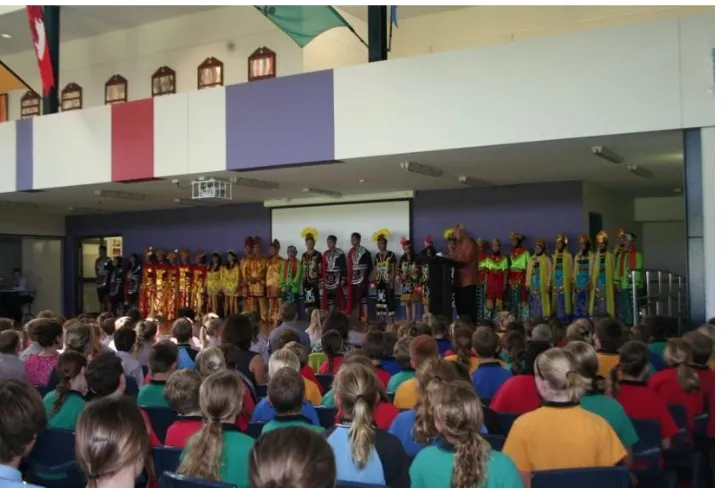 Gambar 4.1 Para siswa SMAN 5 Surabaya menggelar pertunjukan di hadapan siswa Tranby College di Western Australia 