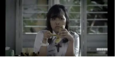 Gambar 1 : Maria V mengupas pisang sambil menatap Kak Donny)