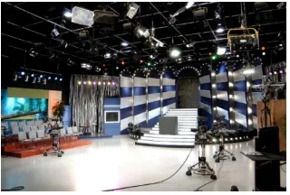 Gambar 1.1: sebuah studio tv yang lengkapi perangkatnya
