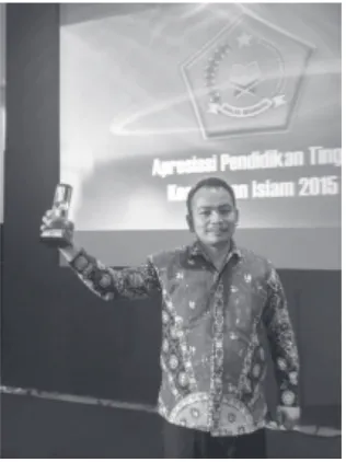 Gambar 8.2 Dr. Budiyono Saputro, M.Pd, memegang Piala API (Dokumentasi Pribadi)