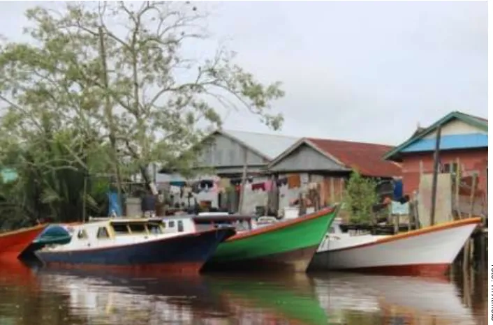 Gambar 5.  Kampung nelayan di muara Sungai Kuala Samboja 