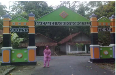 Gambar 1. Gapura pintu masuk ke makam Ki Ageng Wonolelo  