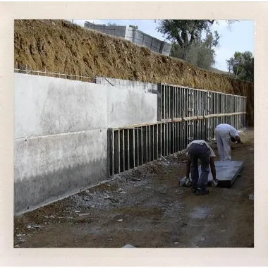 Gambar 11-30 : Dinding Beton Bertulang Sebagai Penahan Tanah 