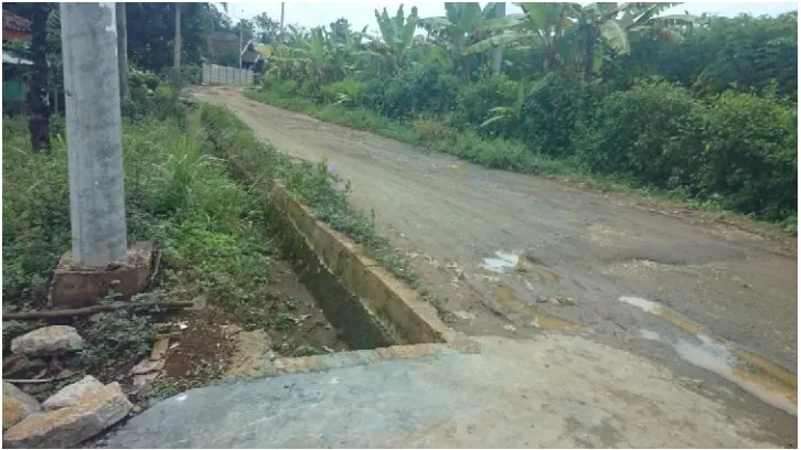 Gambar 2. Saluran drainase yang terletak di jalan utama dusun Sindangsari