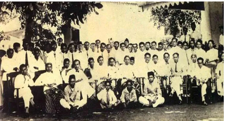 Gambar 0.1 Pemuda-pemuda dari seluruh Nusantara berkumpul melakukan Kongres Pemuda pada 1928 yang melahirkan Sumpah Pemuda (Sumber: http://kupretist.wordpress.com/2011/10/27/sakralisasi-sumpah-pemuda/) 