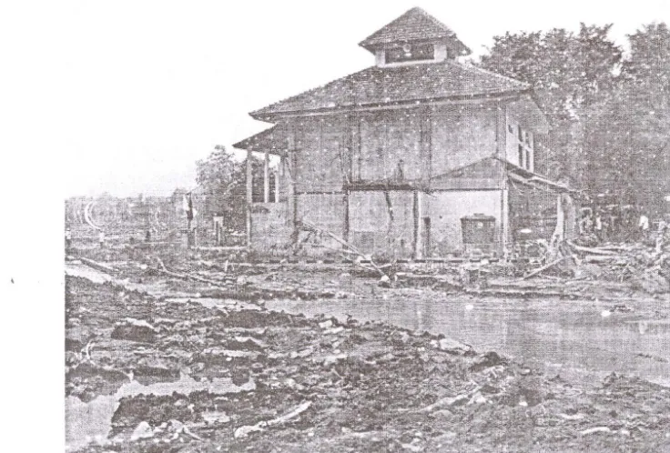 Fig. 13: Photograph of the evacuation period. It can be seen that the water surface reach the ceiling of houses located on the bank
