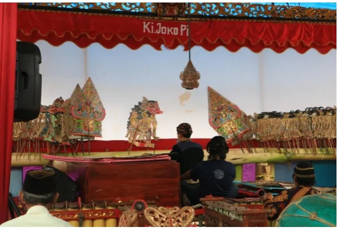 Gambar 6. Pagelaran wayang pada malam hari 