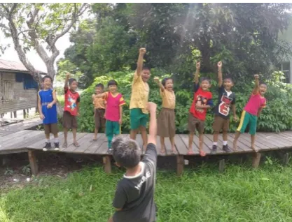Figure 2.  The Student of Tumbang Nusa 1 Elementary School performing “yel-yel” before starting the activities 