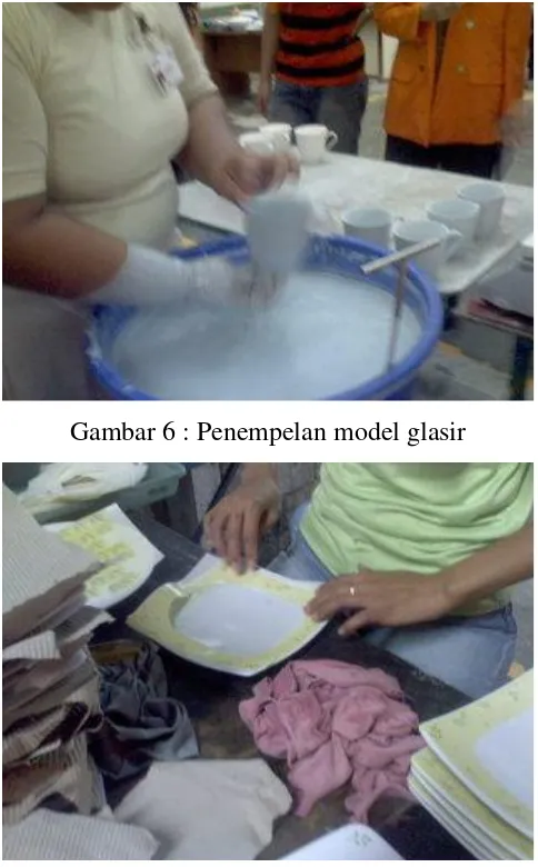 Gambar 7 : Proses pelukisan/ penguasan keramik  
