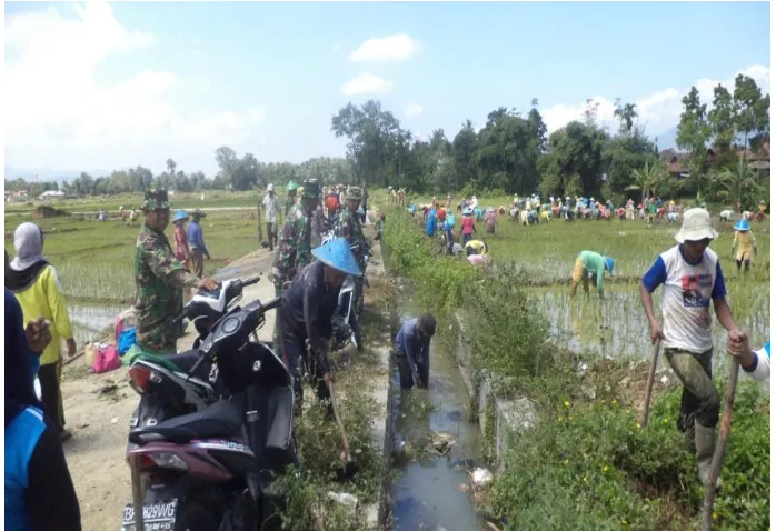 Gambar 3.2.  Para petani sedang bergotong royong membersihakan saluran tersier (Sumber : Devi, 2013) 