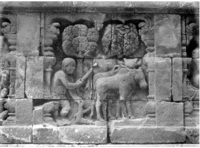 Gambar 2.a. Bajak yang ditarik binatang ternak yang terpahat di Candi Borobudur (Sumber:https://id.wikipedia.org/wiki/Berkas:COLLECTIE_TROPENMUSEUM_Bas-reli%C3%ABf_op_de_Borobudur_TMnr_10027564.jpg ) 