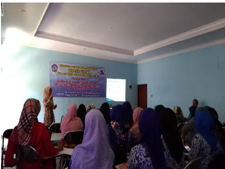 Gambar 1. Suasana Proses Pelatihan Menulis Soal Bahasa Inggris Berbasis Teks bagi Guru Lampung (Sumber: Nurweni, dkk., 2017)Bahasa Inggris SMP Kotamadya Bandar   