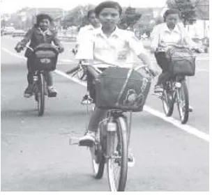 Gambar 2.8 Orang dapat bersepeda dengan lancarkarena adanya gaya gesek (Sumber: Priyono, 2010: 117) 