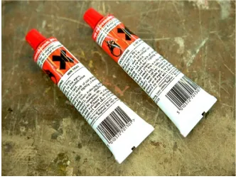 Figure 0-3Warning signs on adhesives 