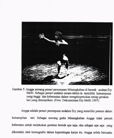 Gambar 5: Angga seorang penari perempuan Minangkabau di bawah trsr,hen Ery