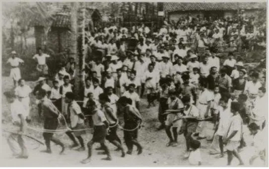Gambar 10. Para pemberontak digiring untuk dieksekusi di Magetan. Sumber foto: KITLV Digital Media Library 