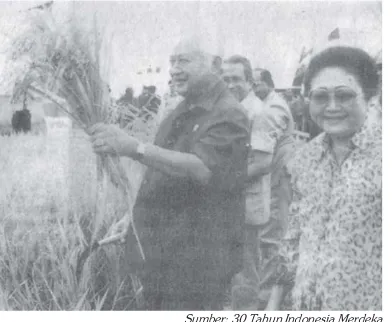 Gambar 1.8  Presiden Soeharto pada panen raya