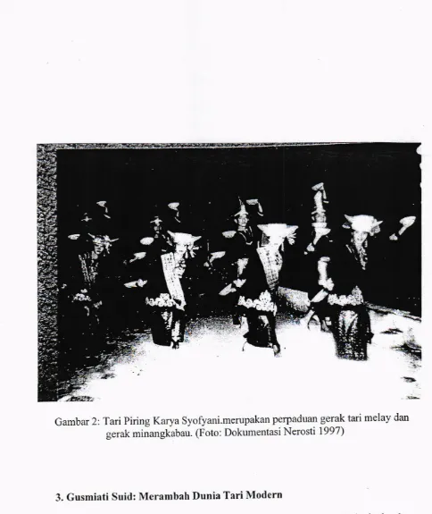 Gambar 2: Tari Piring Karya Syofyani'merupakan perpaduan gerak tari danmelay Nerosti 1997)
