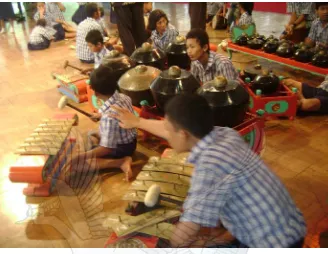 Gambar 19. Saling menegur karena ada yang salah  (Foto koleksi Gogot Joko Sumarsono, 2011) 