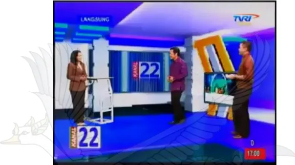 Gambar 4. presenter Program Berita “Kanal 22” dengan logo “D” (Sumber: Capture Video Berita “Kanal 22”) 