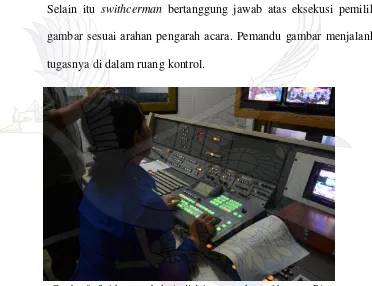 Gambar 9. Swithcerman bekerja di dalam ruang kontrol bersama PA (Foto : Doma Saski, 2014) 