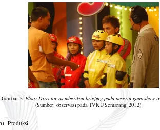 Gambar 3: Floor Director memberikan briefing pada peserta gameshow tv. 