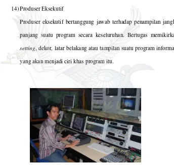 Gambar 7: Program Director menggunakan Talkback  untuk berkomunikasi dengan crew (Sumber:  observasi pada TVKU Semarang: 2013) 
