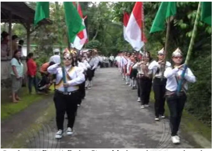 Gambar 1.  Penari Rodat Sinar Muda pada saat arak-arakan 