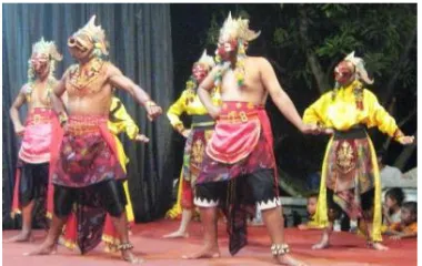 Gambar 1: Pertunjukan Wayang Topeng Jatiduwur Jombang (Gambar diambil  SOSBUD Kompasiana 21 September 2013, diunduh pada 20 Maret 2015) 