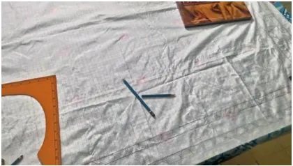 Figure 5. The process of drawing on ATBM silk cloth (Prayogo, 2015) 