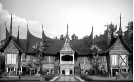 Gambar 1. Tari Galombang yang disebut juga Mancakatau Silek Galombang pada tahun 1930-an.(Dokumentasi Pusat Dokumentasi Minangkabau di Padangpanjang)