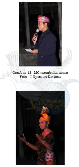 Gambar 14. MC Membacakan Sinopsis Karya  Foto : I Nyoman Kariasa