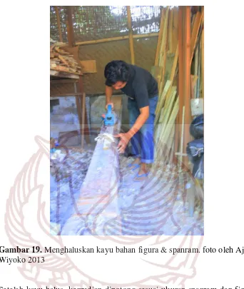 Gambar 19. Menghaluskan kayu bahan figura & spanram. foto oleh Aji 