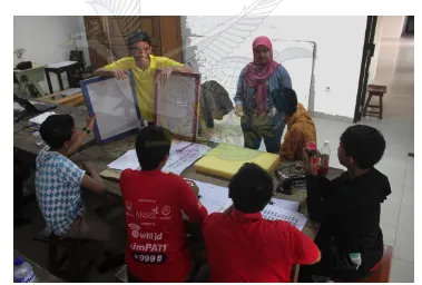 Gambar 1. Pengenalan Teknik Sablon Secara Umum Dibantu  Relawan Penerjemah Bahasa Isyarat (Sumber : Dok Pelatihan 2013) 