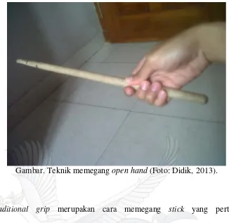 Gambar. Teknik memegang open hand (Foto: Didik, 2013). 