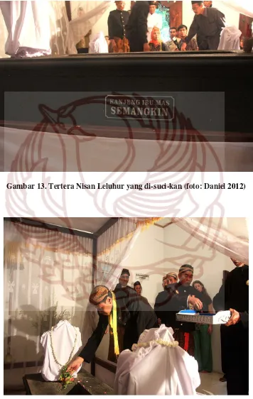 Gambar 13. Tertera Nisan Leluhur yang di-suci-kan (foto: Daniel 2012) 