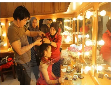 Gambar V.  Pengkarya melakukan makeup dan kostum di ruang rias Institut Seni Indonesia (ISI) Surakarta