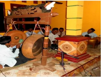 Gambar 5. Pengrawit yang memainkan instrumen musik gamelan pada Pra-tontonan dan pada pertunjukan kesenian Srandul