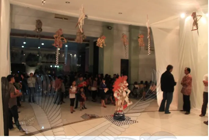 Gambar 2. Penonton dan para undangan memasuki gedung pertunjukan  Teater Besar ISI Surakarta (foto: Daniel) 