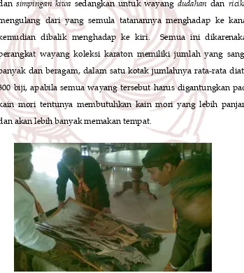 Gambar 14.  Para abdi dalem sedang mengeluarkan eblek wayang dari dalam kotak wayang (Foto: Aman Suprojo, 2014) 