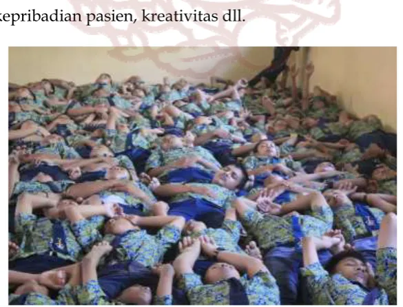 Gambar 8. Pasien/siswa masuk alam bawah sadar dalam keadaan tidur (Foto: Clara, 2015) 