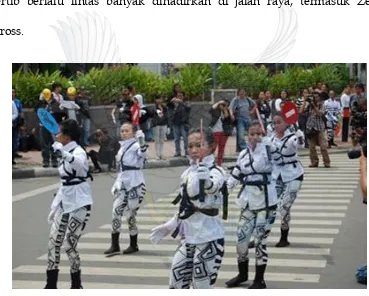 Gambar 3. Adegan penyebrangan dengan  membawa rambu-rambu tanda Stop di Zebra Cross. 