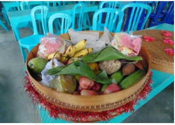 Gambar 3: Tenong berisi jajan pasar, nasi rames dan buah-buahan