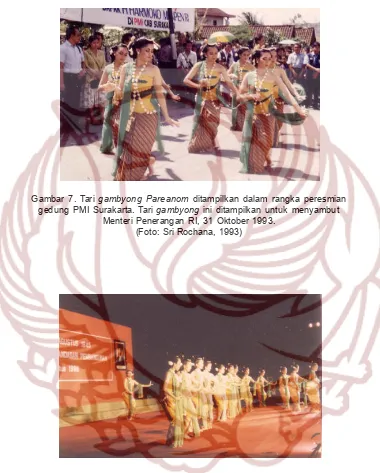 Gambar 8. Tari gambyong Pareanom ditampilkan oleh 100 penari dalamrangka peringatan proklamasi kemerdekaan RI di Semarang.(Foto: Sri Rochana, 1988)