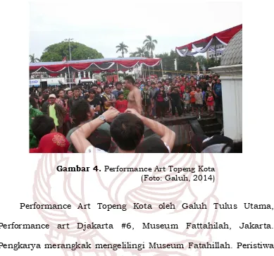Gambar 4. Performance Art Topeng Kota                                    (Foto: Galuh, 2014) 