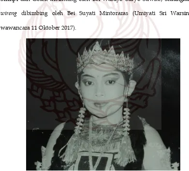 Gambar 1. Umiyati Sri Warsini sebagai tokoh Menakjingga   dalam pertunjukan Langendriyan di Pura Mangkunegaran (Foto reproduksi: Indah, 2018) 