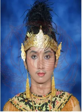 Gambar 2.  Tata rias penari putra Beksan Endah (Foto: Azizah Silvia Rahayu, 2018)  