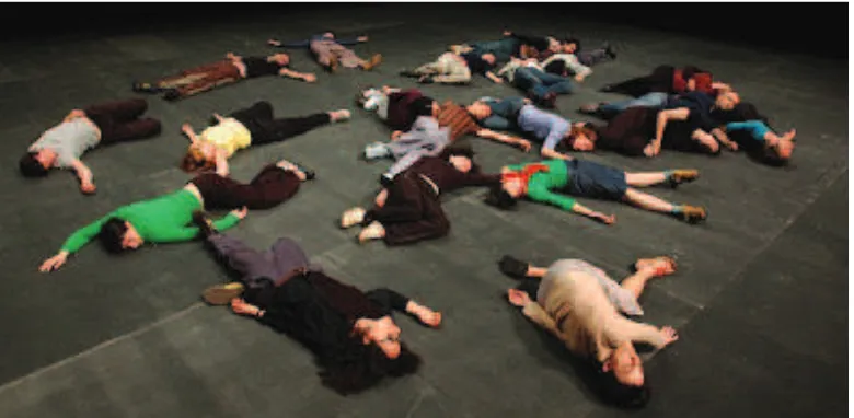 Gambar 8.1 Contoh seni kolaboratif yang membentuk konigurasi sambil berbaring di lantai